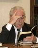Pastor Nirton dos Santos lendo sua bíblia